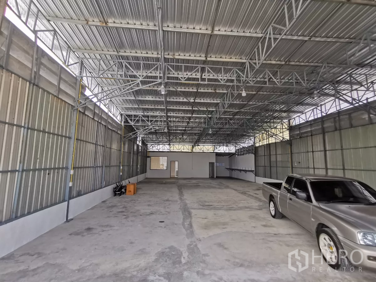 Warehouse for rent in Min Buri, Bangkok - Open storage bay facing an internal office at the rear of the warehouse.