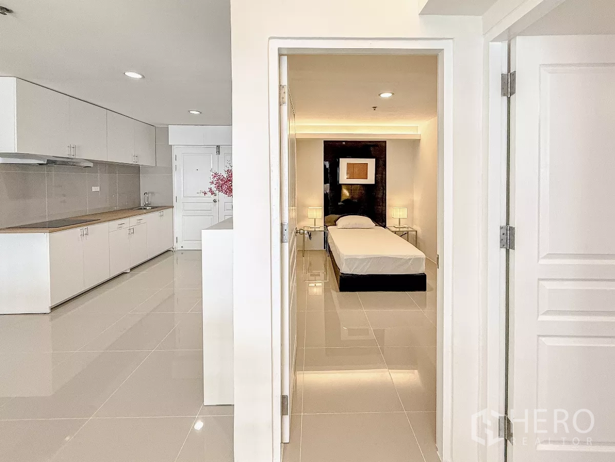 公寓 出租在Khlong Toei, Bangkok - 走廊望向客卧，旁有厨房柜体。