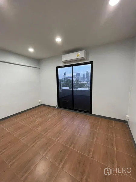 带办公室的家 出租在Chatuchak, Bangkok - 楼上房间，落地玻璃门与空调，远眺城市景观