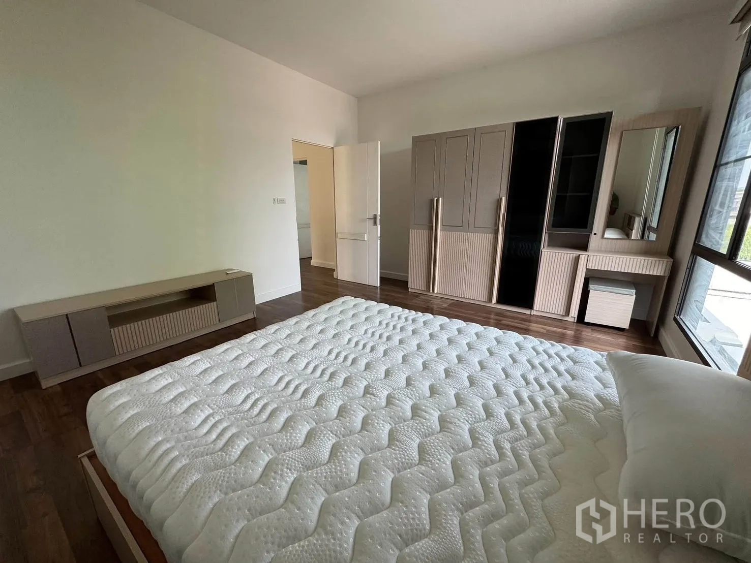 บ้านเดี่ยว for rent in Prawet, Bangkok - ห้องนอนพร้อมเตียง ชุดตู้เสื้อผ้าครบชุด โต๊ะเครื่องแป้ง และตู้วางทีวี