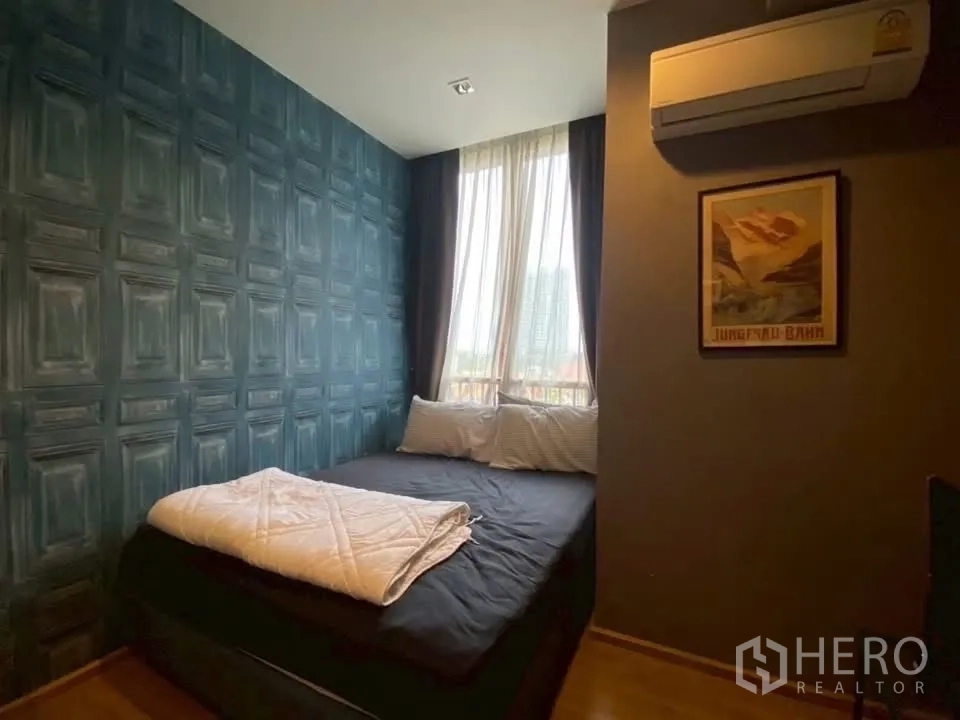คอนโด for rent in Watthana, Bangkok - ห้องนอนที่สองพร้อมเตียง เครื่องปรับอากาศ และม่านโปร่งข้างหน้าต่าง