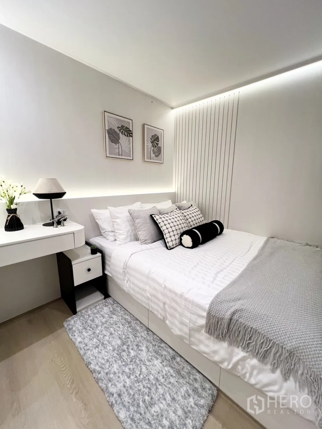 公寓 for sale in Yan Nawa, Bangkok - 次卧温馨灯带背景墙与床头柜。