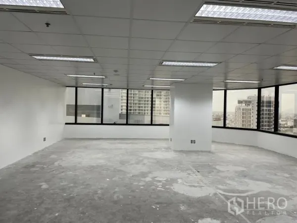 办公空间 出租在Din Daeng, Bangkok - 转角办公区，宽幅窗户眺望曼谷天际线。