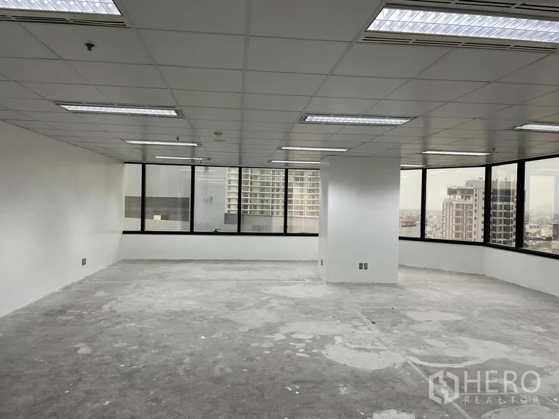 办公空间 出租在Din Daeng, Bangkok - 转角办公区，宽幅窗户眺望曼谷天际线。