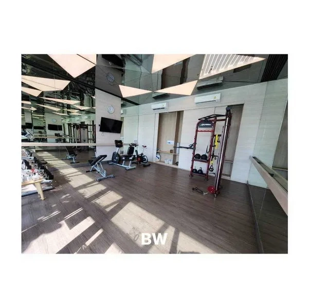 Condominium for rent in Phra Khanong, Bangkok - Fitness studio with exercise bikes, mirrors and training equipment