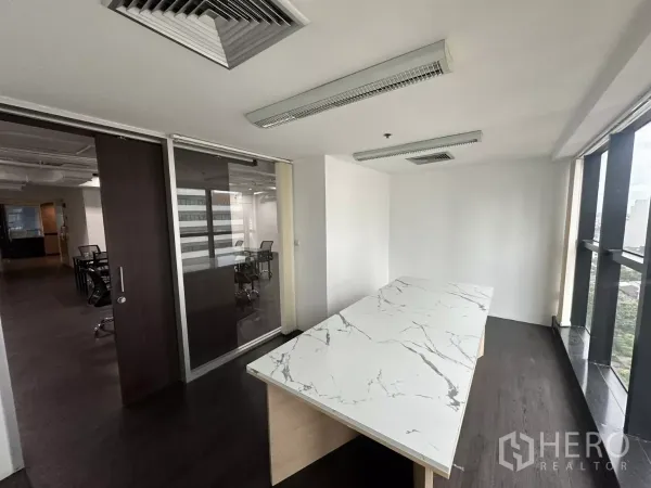 办公空间 出租在Watthana, Bangkok - 管理层办公室，滑动玻璃墙，面向主工作区的岩板桌。