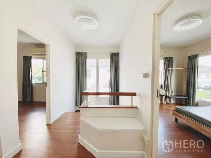 Detached House for rent - Airy upstairs landing with natural light and doors to bedrooms.