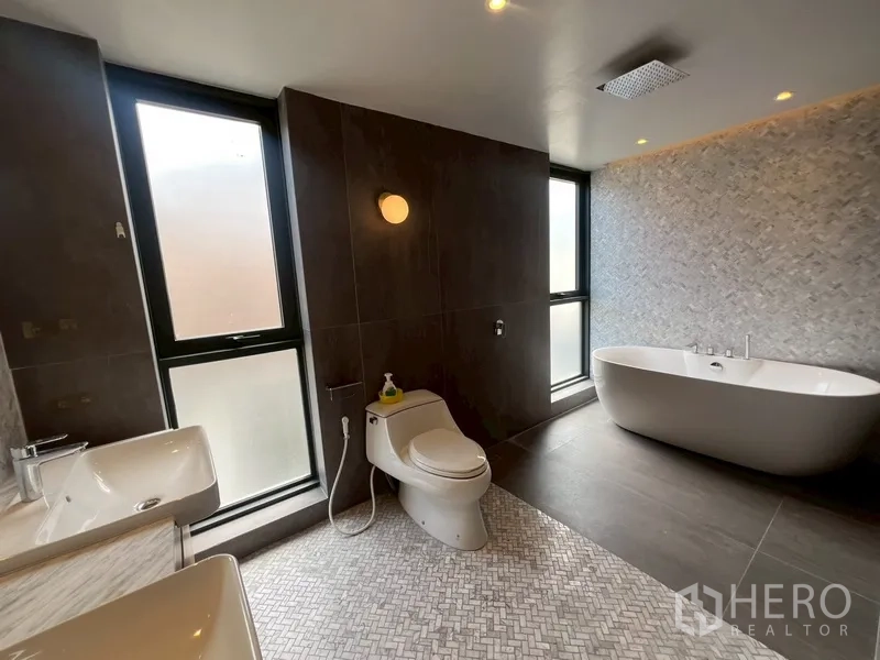 带办公室的家 出租或出售在Phra Khanong, Bangkok - 现代浴室，独立浴缸、双台盆与顶喷