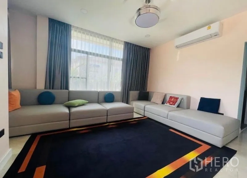 บ้าน ขายในSai Mai, Bangkok - ห้องนั่งเล่นสว่าง โซฟาตัวแอลผืนใหญ่ ผ้าม่านโปร่ง และเครื่องปรับอากาศ