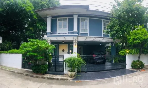 Detached House for rent in Bang Kapi, Bangkok - Front panorama of the detached house with wrought-iron gate, tiled driveway and covered parking.