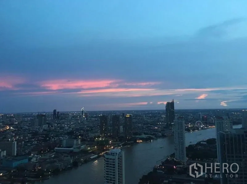 คอนโด ให้เช่าในKhlong San, Bangkok - วิวแม่น้ำเจ้าพระยาและสกายไลน์กรุงเทพฯ ยามพระอาทิตย์ตกจากชั้นสูง
