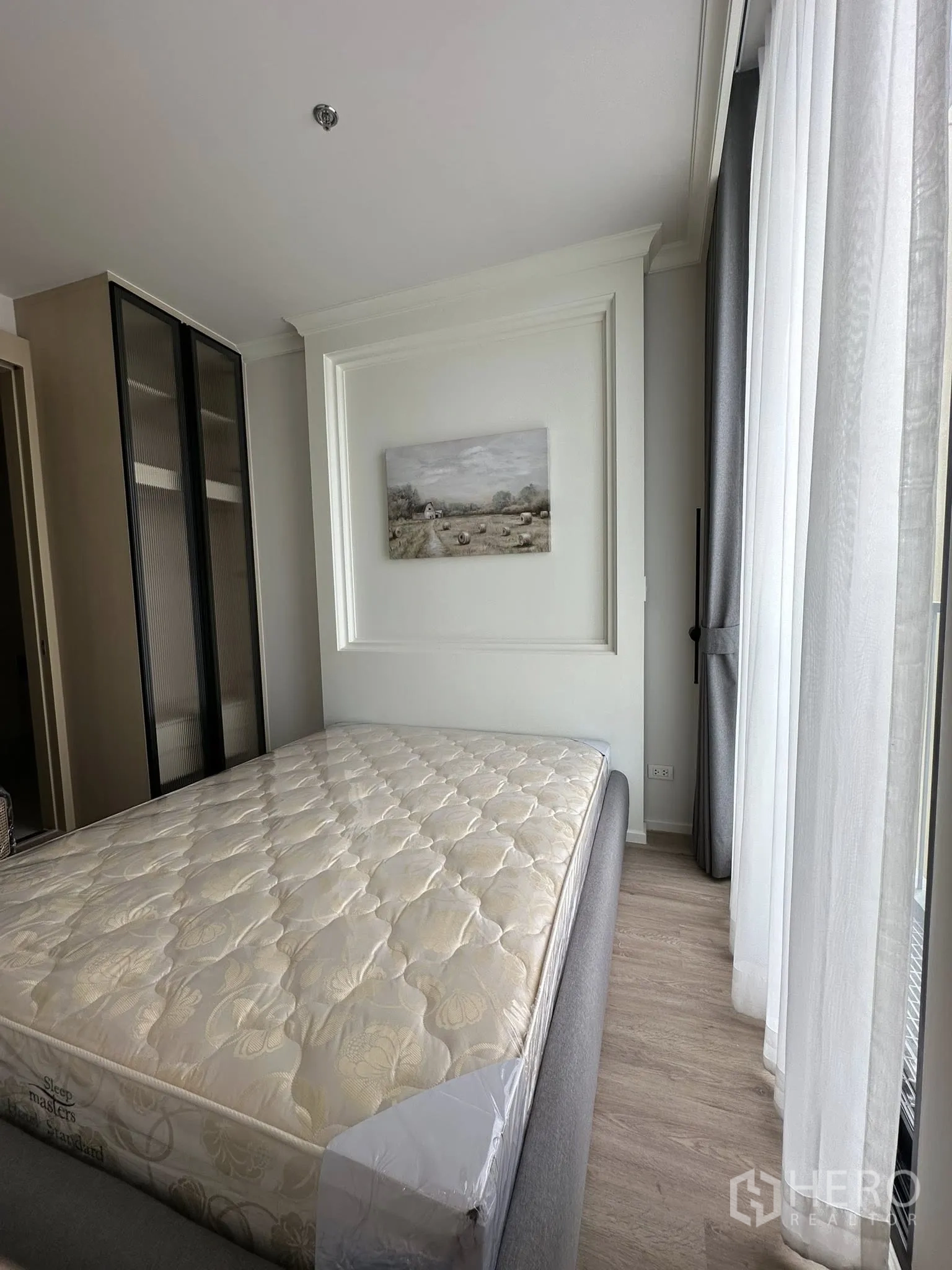 คอนโด ให้เช่าในWatthana, Bangkok - ห้องนอนที่สอง พร้อมที่นอนควีน หน้าต่างสูง และตู้เสื้อผ้าบานกระจก