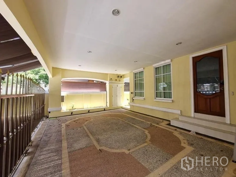 บ้าน ให้เช่าในYan Nawa, Bangkok - ที่จอดรถในร่มพื้นลายโมเสก พร้อมประตูรั้วและประตูทางเข้าบ้าน