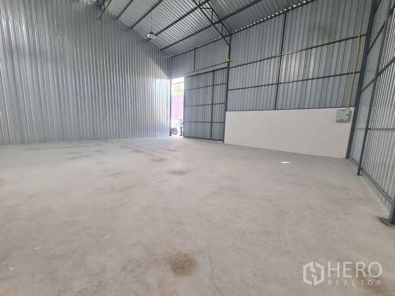 คลังสินค้า ให้เช่าในKhlong Toei, Bangkok - ภายในโกดังมองไปทางปากทางเข้า แสงธรรมชาติส่องถึง พื้นสะอาด