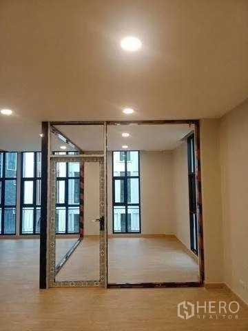 สำนักงานที่บ้าน ให้เช่าในBang Kapi, Bangkok - ห้องขนาดกะทัดรัดกั้นกระจกตั้งอยู่ภายในโถงสำนักงานขนาดใหญ่.