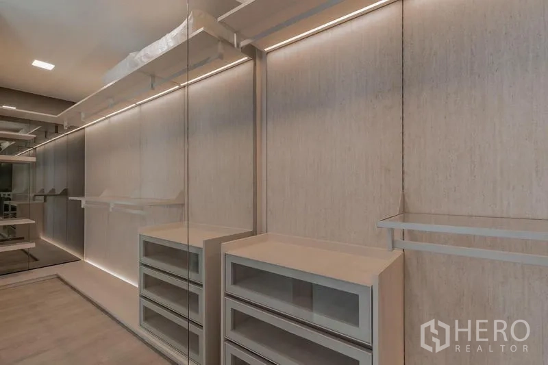 บ้าน ให้เช่า - วอล์กอินคลอเซ็ต กรอบกระจก ลิ้นชัก และราวไฟส่องสว่าง.