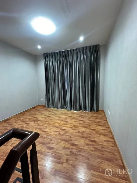 ทาวน์เฮาส์ ให้เช่าหรือขายในPhra Khanong, Bangkok - มุมนั่งเล่นพื้นไม้ ม่านทึบ ใกล้โถงบันได