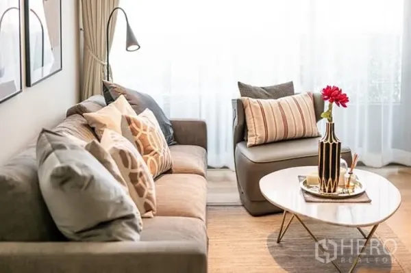 คอนโด ให้เช่าในBang Rak, Bangkok - โซนนั่งเล่นรับแสงธรรมชาติ ชุดโซฟาและโต๊ะกลมใกล้หน้าต่าง