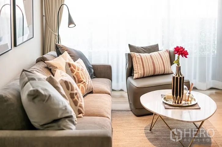 คอนโด ให้เช่าในBang Rak, Bangkok - โซนนั่งเล่นรับแสงธรรมชาติ ชุดโซฟาและโต๊ะกลมใกล้หน้าต่าง