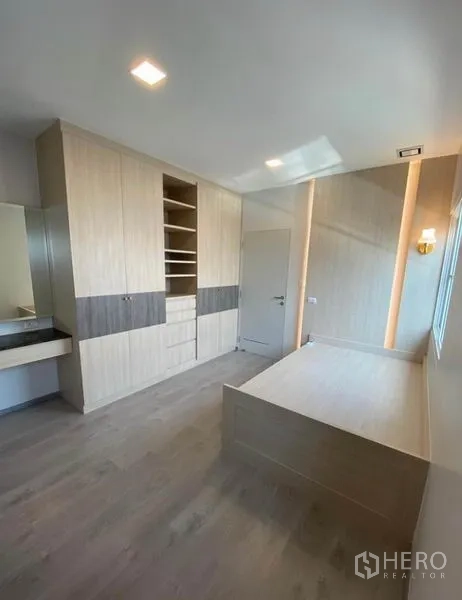 联排别墅 出租在Prawet, Bangkok - 次卧，浅木色定制衣柜与平台床