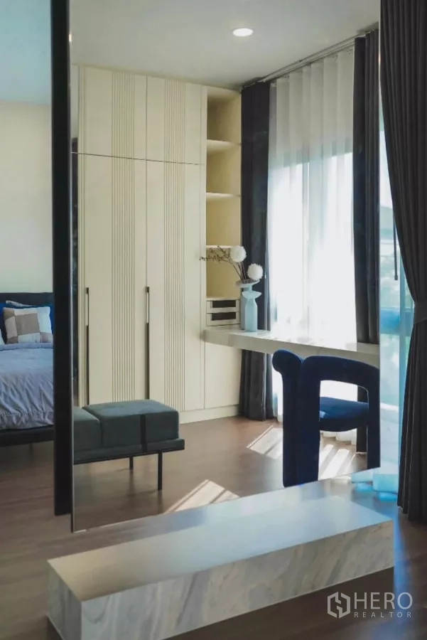 独立式住宅 出租在Bang Phli, Samut Prakan - 主卧配内嵌衣柜、书桌与落地窗，光线明亮。