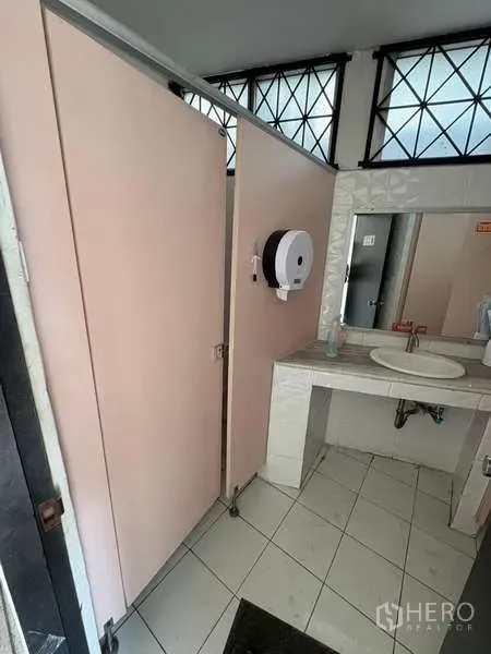 独立商业地产 出租在Khlong Toei, Bangkok - 卫生间区域，粉色隔断与单一洗手台。
