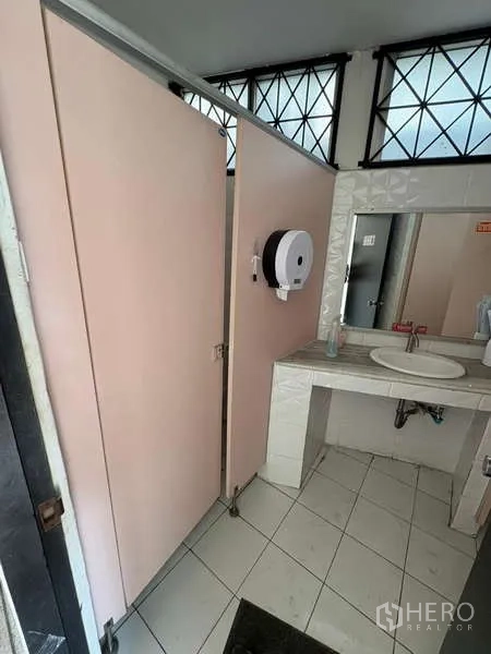 独立商业地产 出租在Khlong Toei, Bangkok - 卫生间区域，粉色隔断与单一洗手台。