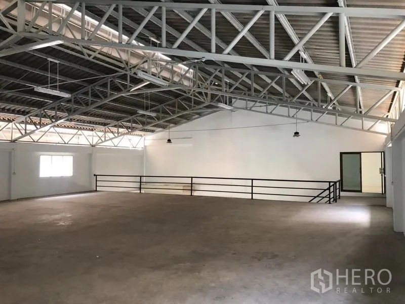 工厂 出租在Pak Kret, Nonthaburi - 钢桁架厂房大厅的另一视角，设安全栏杆与侧窗