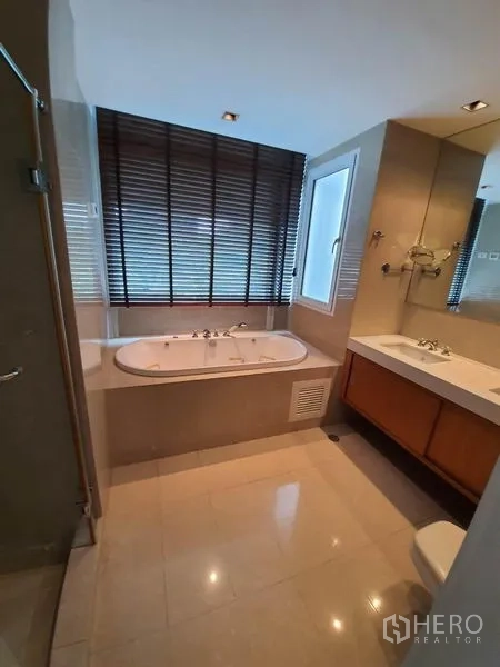 คอนโด ให้เช่าในPathum Wan, Bangkok - ห้องน้ำพร้อมอ่างอาบน้ำ ฝักบัวกระจกแยก เคาน์เตอร์อ่างล้างหน้า และหน้าต่างรับแสงธรรมชาติ