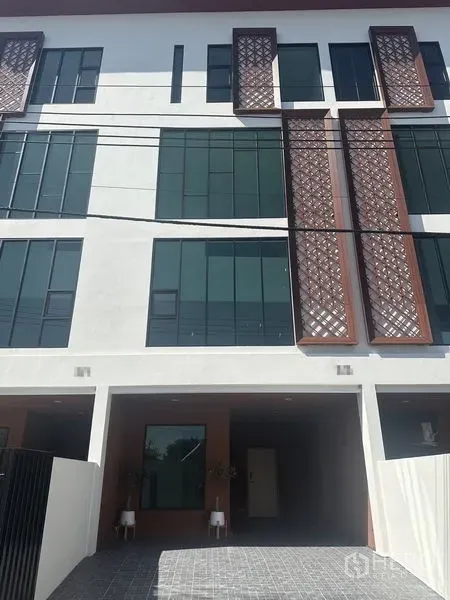 带办公室的家 出租在Wang Thonglang, Bangkok - 现代联排住宅外立面，高窗与装饰格栅。