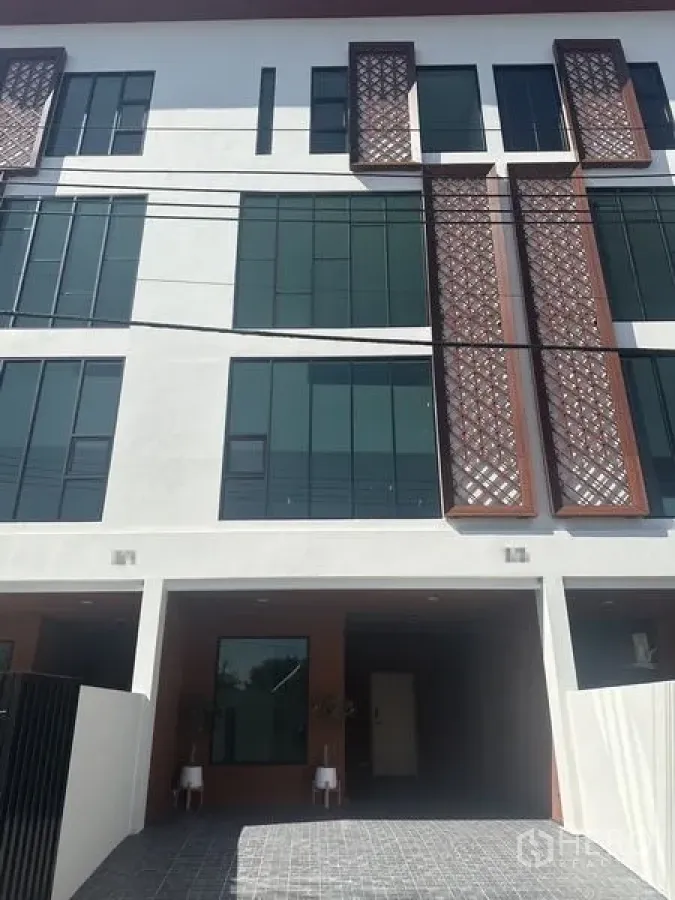 สำนักงานที่บ้าน ให้เช่าในWang Thonglang, Bangkok - ด้านหน้าอาคารทาวน์โฮมสมัยใหม่ หน้าต่างสูงและแผงตกแต่ง