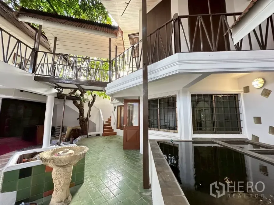 สำนักงานที่บ้าน ให้เช่าในLat Phrao, Bangkok - คอร์ทยาร์ดพร้อมบ่อปลา หน้าต่างเหล็กดัด และราวกันตกไม้เหล็ก