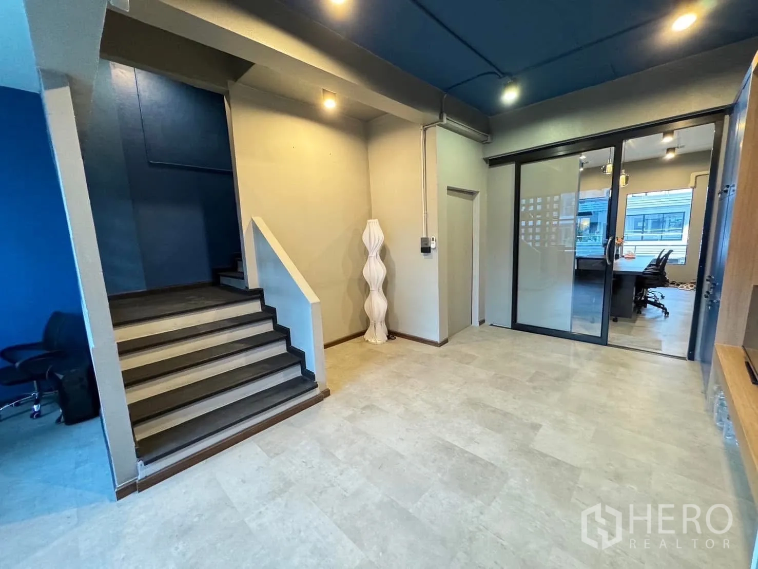 家庭办公室 for rent in Watthana, Bangkok - 入口大堂设楼梯与通往会议室的玻璃门。