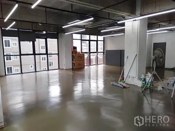 Office Space for rent in Khlong Toei, Bangkok - Bright open-plan office with polished concrete floor, large windows and linear LED lighting in Phrom Phong, Bangkok