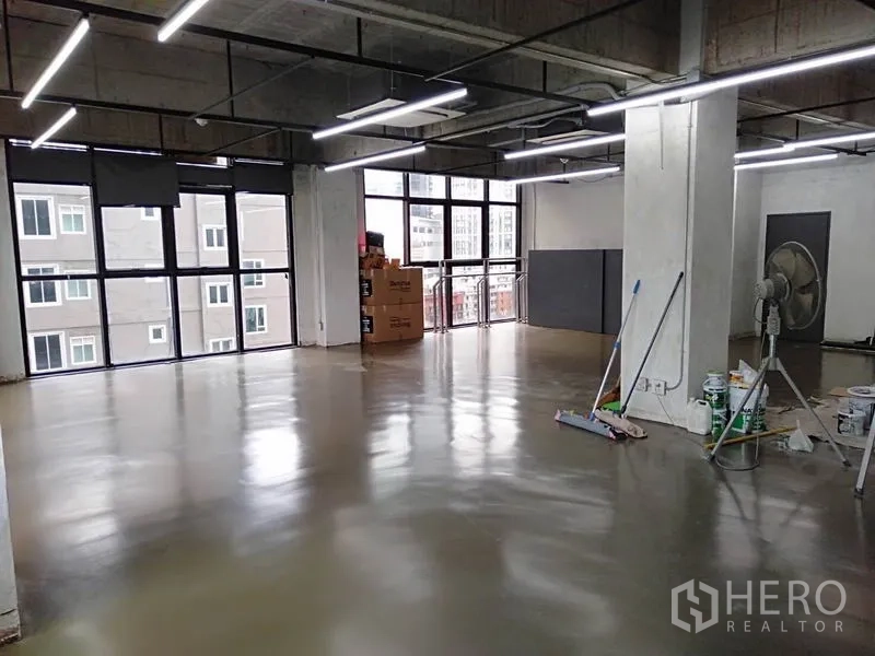 สำนักงาน ให้เช่าในKhlong Toei, Bangkok - ภายในออฟฟิศเปิดโล่ง พื้นคอนกรีตขัดมัน หน้าต่างบานใหญ่ ไฟเส้น LED ย่านพร้อมพงษ์
