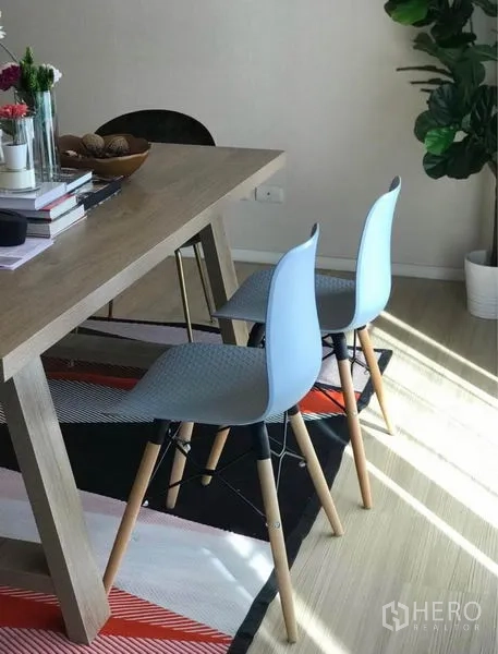 ทาวน์เฮาส์ ให้เช่าหรือขายในWang Thonglang, Bangkok - มุมรับประทานอาหาร โต๊ะไม้ เก้าอี้ดีไซน์สมัยใหม่ และพรมลายสีสัน