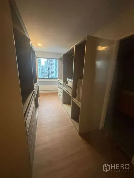 คอนโด ขาย - โถงวอล์กอินคลอเซ็ต ตู้เก็บของเต็มผนัง พร้อมหน้าต่างวิวเมือง