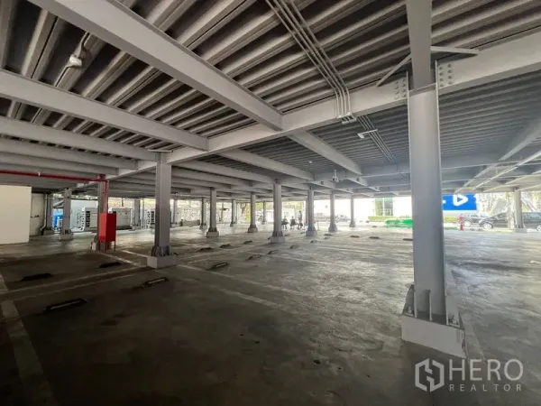 零售空间 出租在Huai Khwang, Bangkok - 带顶停车区，钢柱结构、照明与划线车位，出入便捷。
