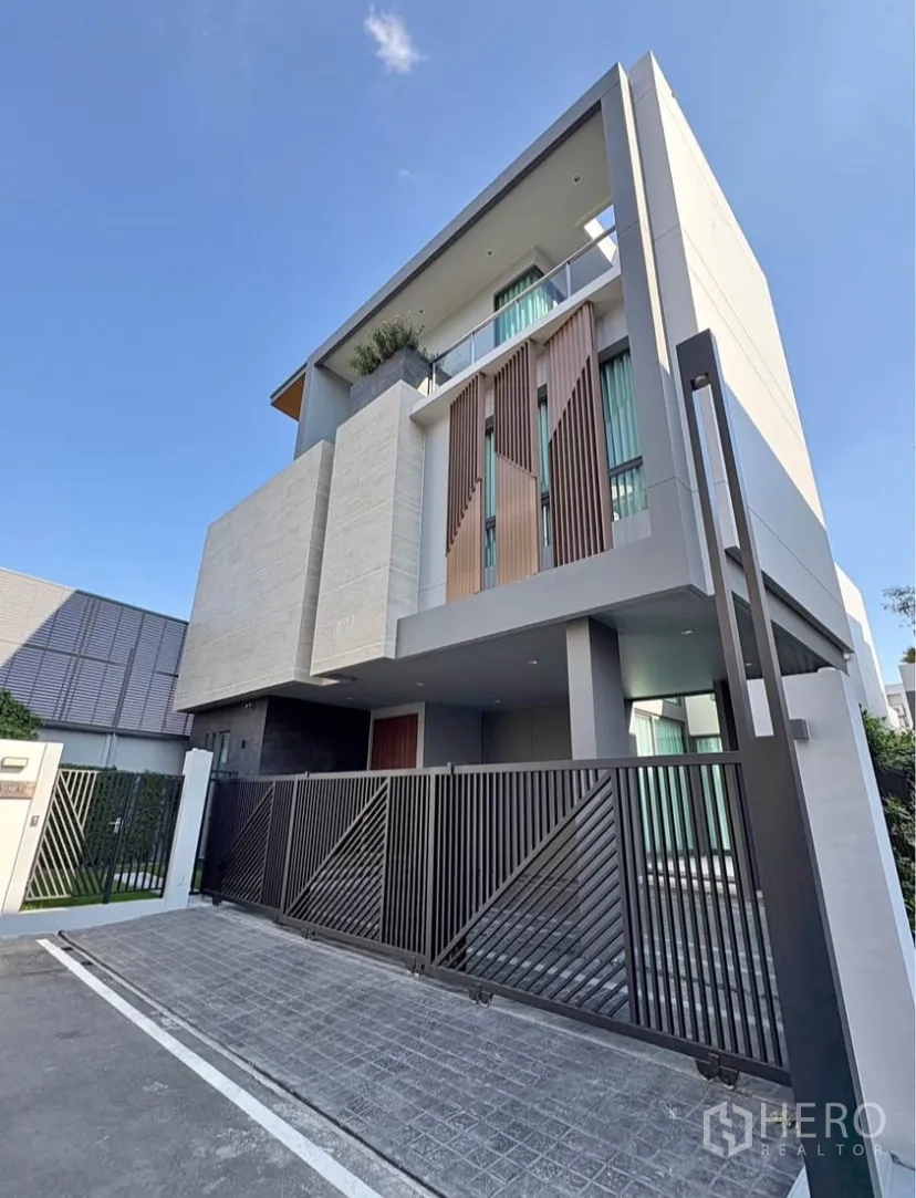 Detached House for rent in Suan Luang, Bangkok - Contemporary multi-storey detached house facade with gated driveway in Suan Luang, Bangkok.