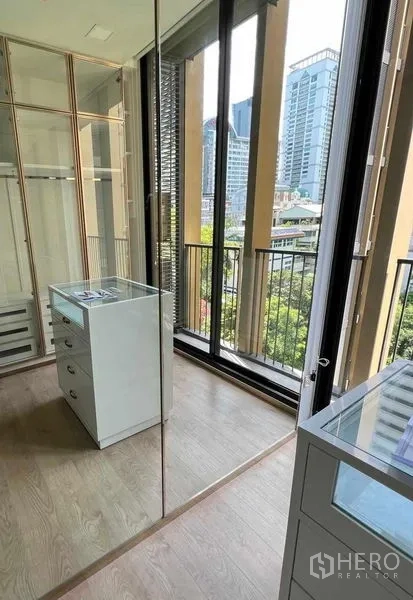 คอนโด ให้เช่าในWatthana, Bangkok - ห้องแต่งตัวติดประตูระเบียง มองเห็นสกายไลน์ย่านสุขุมวิท