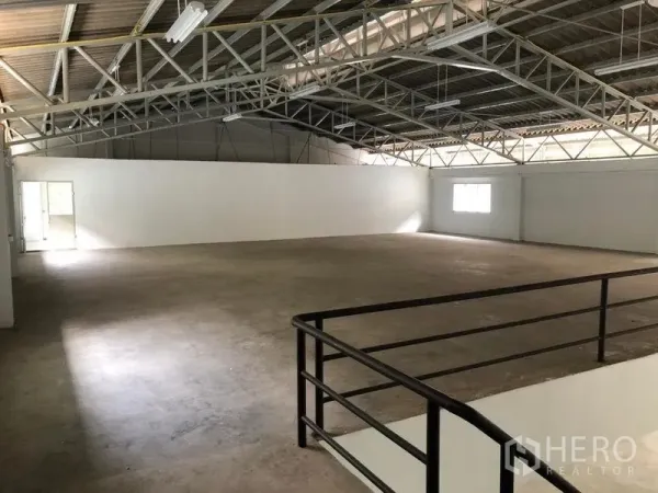 工厂 出租在Pak Kret, Nonthaburi - 上层钢桁架屋顶的大开间生产区