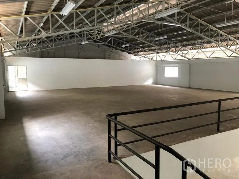 工厂 出租在Pak Kret, Nonthaburi - 上层钢桁架屋顶的大开间生产区