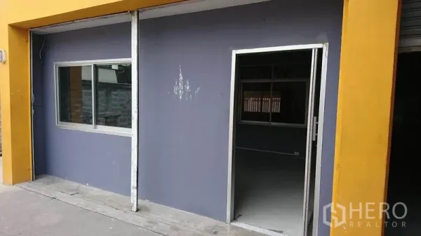 货栈 出租在Lak Si, Bangkok - 前端办公室入口，黄色框立面，配玻璃门与窗户。