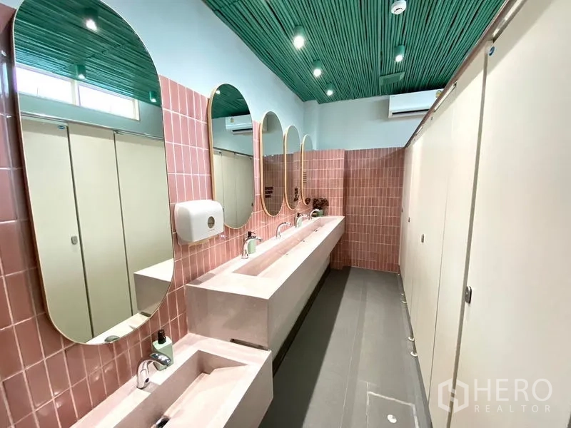 พื้นที่ขายปลีก ให้เช่าในWatthana, Bangkok - ห้องน้ำส่วนกลางสไตล์โมเดิร์น กระเบื้องสีชมพู อ่างล้างหน้ายาวพร้อมกระจก