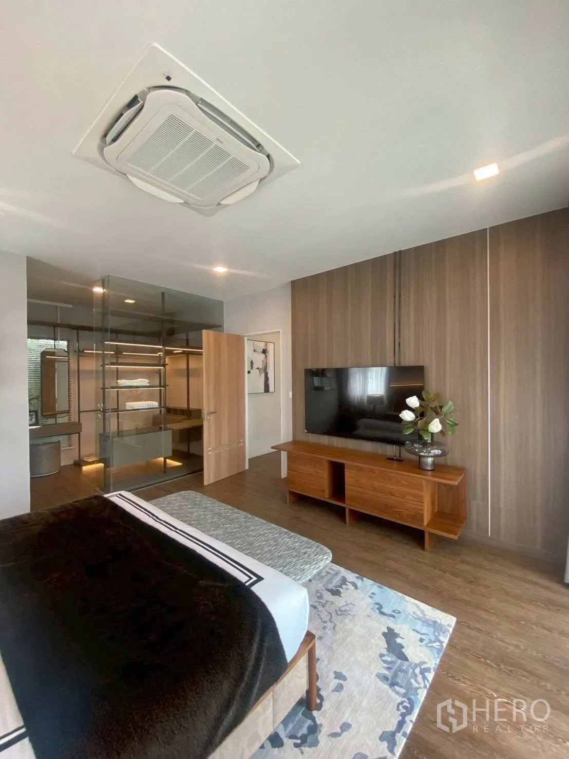 Detached House for rent in Bang Phli, Samut Prakan - Master bedroom view with TV console, wood panels and ceiling cassette AC.