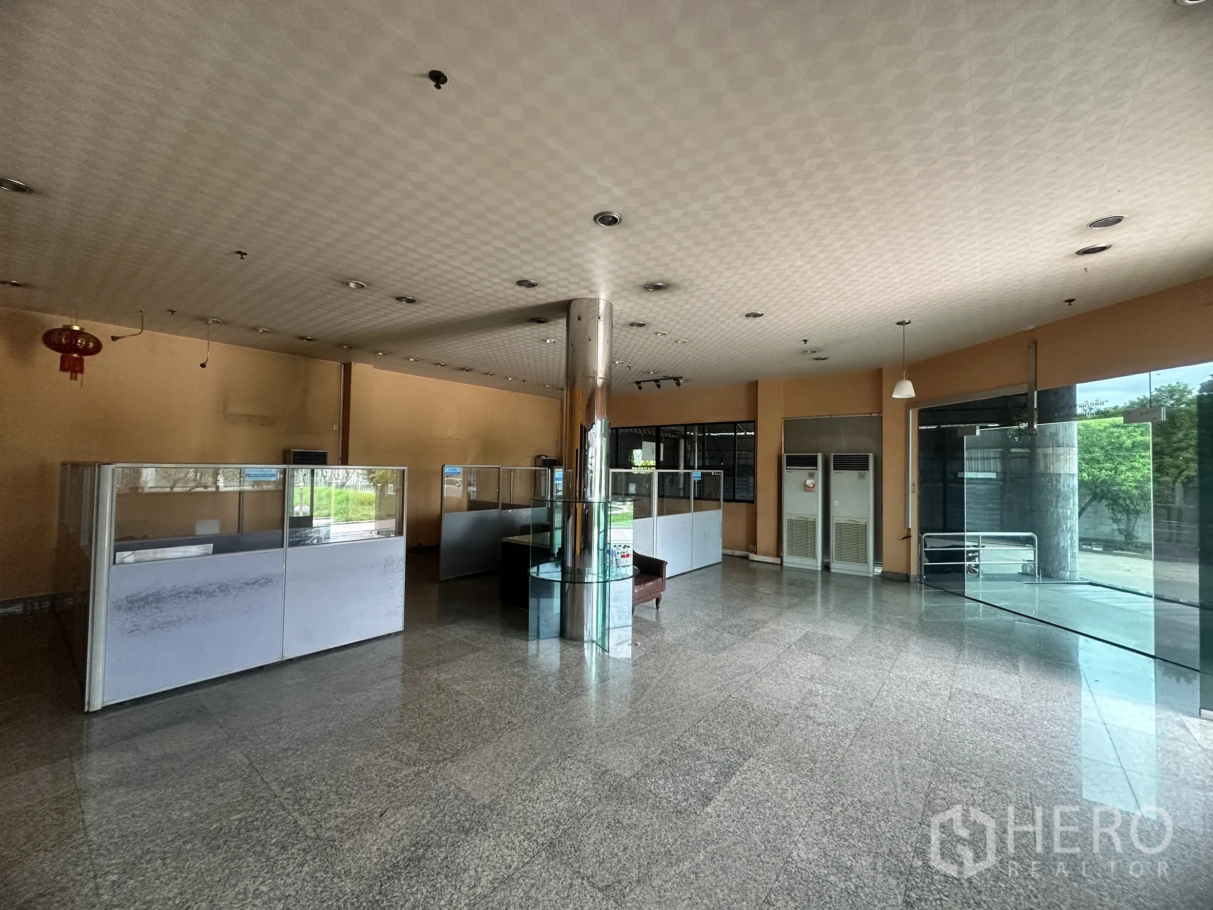 Factory for sale in Bang Bua Thong, Nonthaburi - Spacious ground-floor lobby with glass partitions, granite flooring, and large windows.