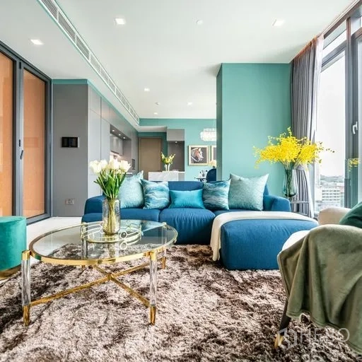 คอนโด ให้เช่าหรือขายในWatthana, Bangkok - โซนนั่งเล่นร่วมสมัย โซฟาสีน้ำเงิน โต๊ะกลางกระจก และหน้าต่างสูงระดับระเบียง