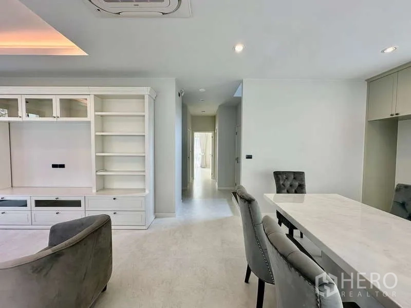 独立式住宅 出租在Bang Phli, Samut Prakan - 从餐区望向走廊，光线充足并设储物柜。