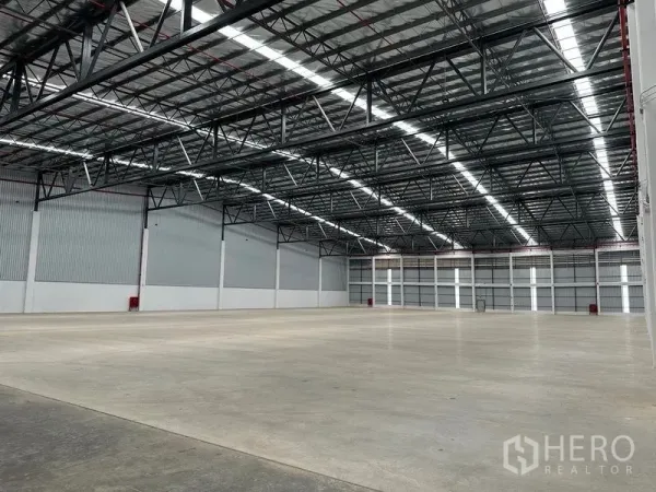 คลังสินค้า ให้เช่าในBang Phli, Samut Prakan - โกดังช่วงเสาใหญ่โล่ง พื้นคอนกรีตขัดมันและไฟสว่างทั่วพื้นที่