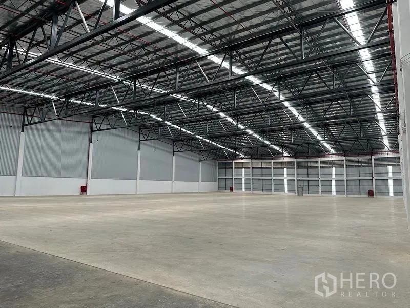 คลังสินค้า ให้เช่าในBang Phli, Samut Prakan - โกดังช่วงเสาใหญ่โล่ง พื้นคอนกรีตขัดมันและไฟสว่างทั่วพื้นที่